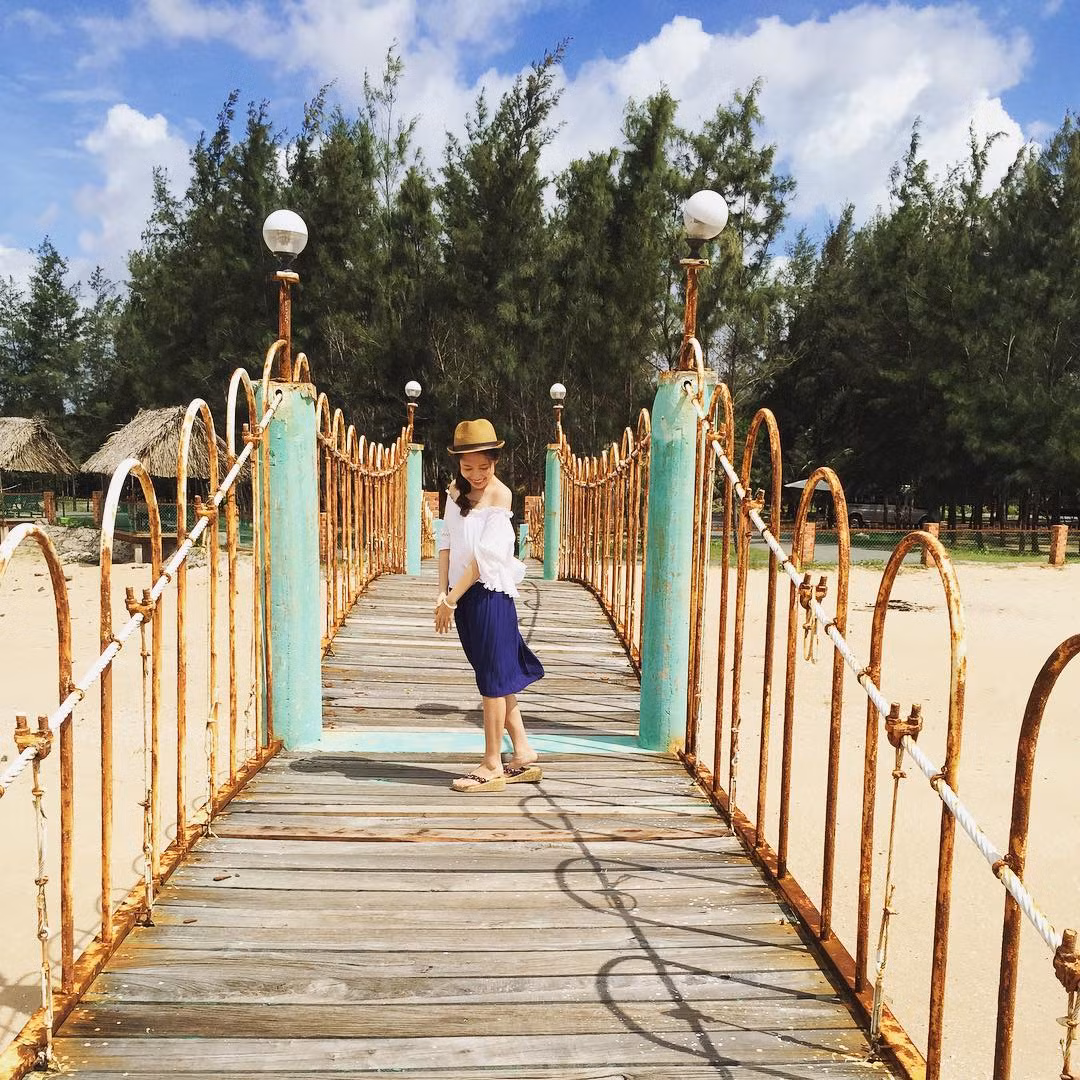 Dù là khu nghỉ đưỡng đẹp lung linh nhưng giá cả ở Hodota lại khá "sinh viên", bạn sẽ được tận hưởng và trải nghiệm ngủ lều gỗ cực mới lạ, ăn sáng, ăn trưa và tối tại nhà hàng Hodota cùng những dịch vụ trò chơi thú vị tại đây.