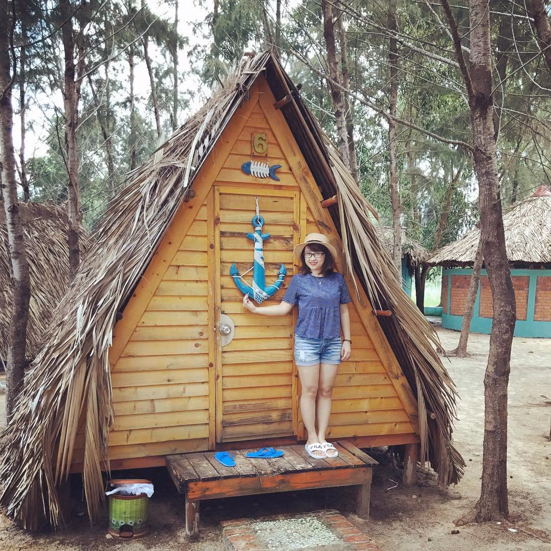 Đến với Hodota, chắc chắn bạn sẽ bị choáng ngợp bởi ở đây có rất nhiều không gian khác nhau, cảnh trí cũng tự nhiên mới mẻ, hoang sơ, thoáng đãng. Ở đây có bãi biển với bãi cát dài và cực mịn, thêm đó là rặng phi lao xanh ngát rì rào trong gió.