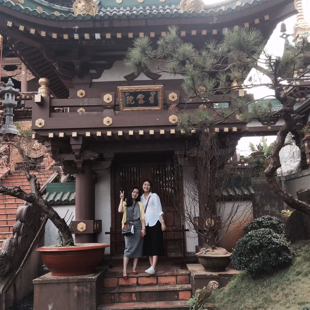 Hãy thử tưởng tượng, trong một chiều vàng nhạt nơi phố Núi mờ sương, tiếng chuông chùa văng vẳng xa xăm, như đem đến sự bình an cho tâm hồn của du khách khi đến vãn cảnh chùa. Ảnh: FB Nguyễn Vũ Ngọc Minh.