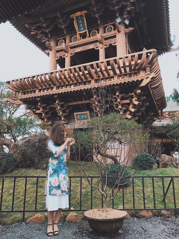 Theo nhiều bạn trẻ từng có dịp đặt chân tới chùa Minh Thành miêu tả rằng, dừng chân ngôi chùa này thời gian như trôi chậm lại và khiến họ gạt bỏ được sự bon chen, toan tính trong cuộc sống và công việc. Ảnh: Nguyễn Vũ Ngọc Minh