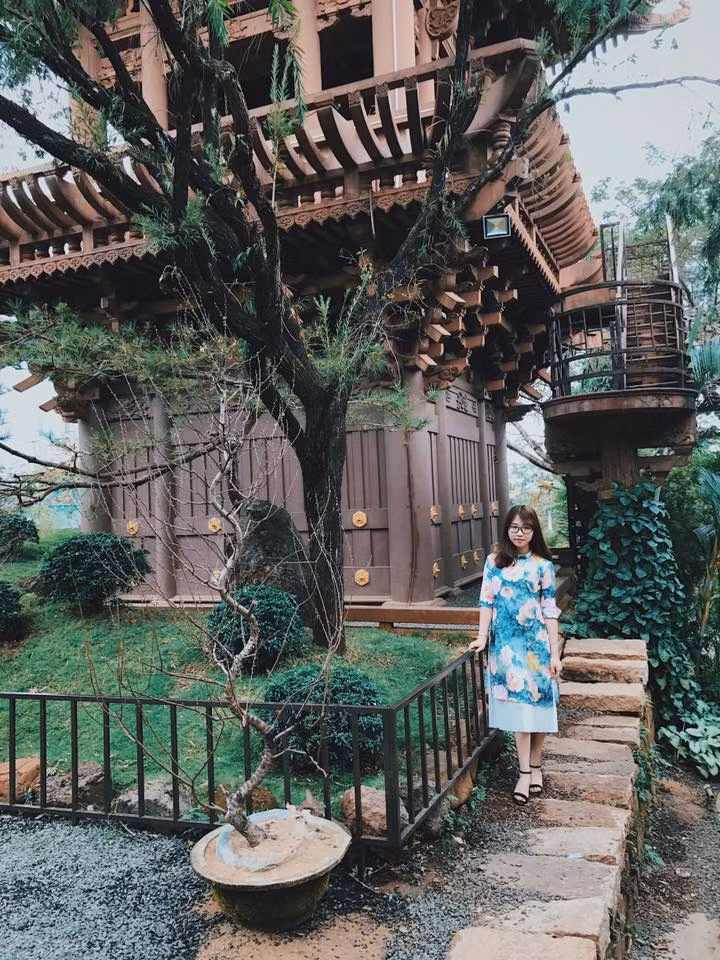 Điều khiến quần thể chùa Minh Thành trở thành địa điểm du lịch được nhiều dân phượt chọn làm nơi để lại những bức ảnh lưu niệm của mình khi tới Gia Lai đó chính là nhờ lối kiến trúc cực giống các ngôi đền thờ tại Nhật Bản với những mái chóp uốn cong điển hình. Ảnh: Nguyễn Vũ Ngọc Minh