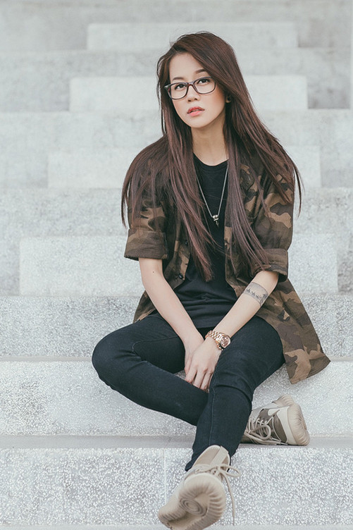 Năm 2016, An Nguy bắt đầu bước chân vào giới showbiz bằng việc tham gia chương trình The Face. Cũng từ cuộc thi này, nàng vlogger ngày nào đã gây ra không ít lùm xùm trên các mặt báo đơn cử như bị cho rằng quá được HLV ưu ái để đi khá xa dù vẻ ngoài thua kém nhiều so với các thí sinh khác.