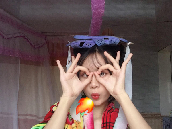 Không chỉ gây cười bằng những vật dụng "tái chế", Phạm Ánh còn gây hài hước bằng những biểu cảm "khó đỡ" của mình. Nhìn cô nàng với hai chiếc đũa cài lên đầu cùng lô cuốn tóc giống y như nữ hiệp bước ra từ bộ phim nào đó.