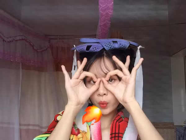 Không chỉ gây cười bằng những vật dụng "tái chế", Phạm Ánh còn gây hài hước bằng những biểu cảm "khó đỡ" của mình. Nhìn cô nàng với hai chiếc đũa cài lên đầu cùng lô cuốn tóc giống y như nữ hiệp bước ra từ bộ phim nào đó.