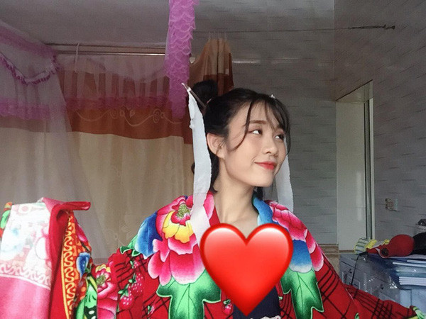 Những động tác đặc trưng của nhiều nhân vật trong phim chưởng cũng được cô nàng sử dụng để những bức ảnh trở nên đặc sắc hơn.