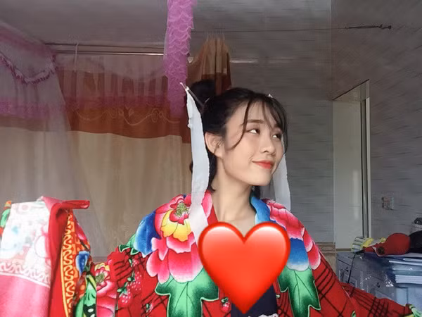 Những động tác đặc trưng của nhiều nhân vật trong phim chưởng cũng được cô nàng sử dụng để những bức ảnh trở nên đặc sắc hơn.