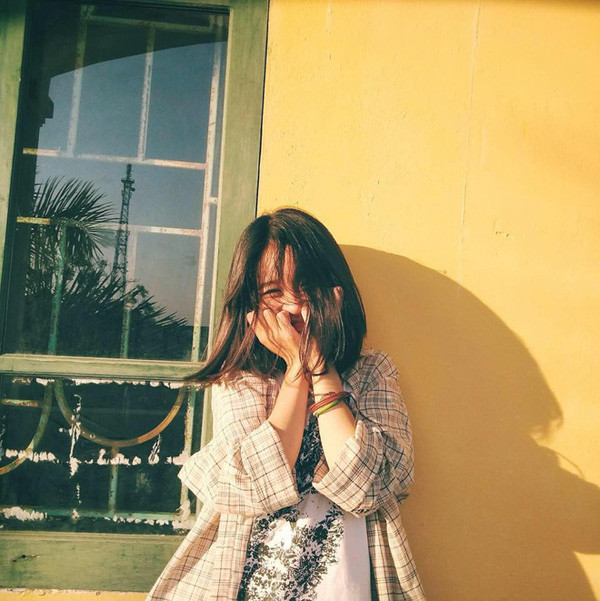 Xem thêm một số hình ảnh khác của cô nàng diễn cosplay cổ trang bằng chăn con công khiến dân mạng phì cười.