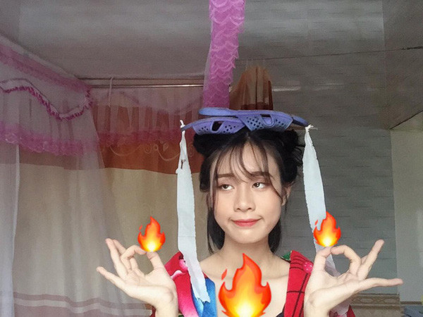 Tuy nhiều khoảnh khắc trông cô nàng có hơi lố nhưng cư dân mạng đa phần đều dành lời khen cho khiếu cosplay theo phim của Phạm Ánh.