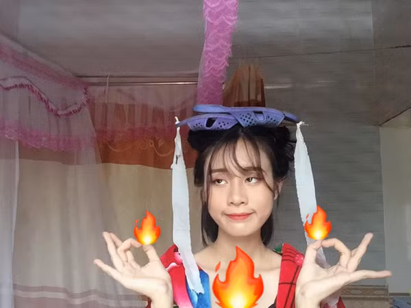 Tuy nhiều khoảnh khắc trông cô nàng có hơi lố nhưng cư dân mạng đa phần đều dành lời khen cho khiếu cosplay theo phim của Phạm Ánh.