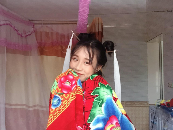 Được biết, Ánh tên thật là Phạm Ngọc Ánh, sinh năm 2001. Hiện cô bạn đang học cấp 3 ở Thái Bình.