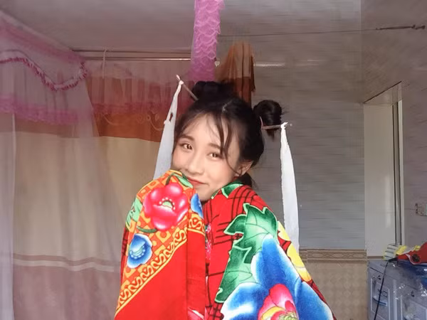 Được biết, Ánh tên thật là Phạm Ngọc Ánh, sinh năm 2001. Hiện cô bạn đang học cấp 3 ở Thái Bình.