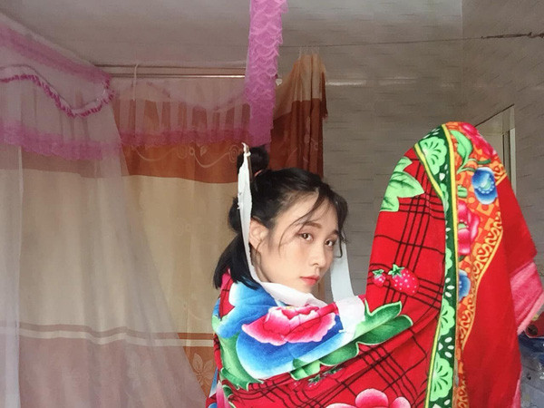 Đôi mắt to tròn ngây thơ, làn da mịn cùng nụ cười rạng rỡ khiến Phạm Ánh trở nên khá ưa nhìn trong các bức ảnh đời thường.