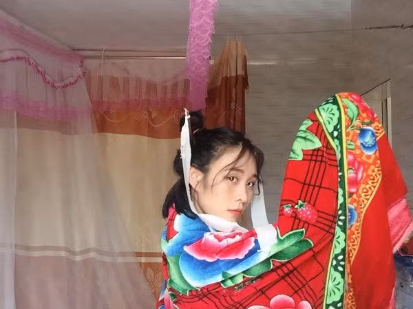 Đôi mắt to tròn ngây thơ, làn da mịn cùng nụ cười rạng rỡ khiến Phạm Ánh trở nên khá ưa nhìn trong các bức ảnh đời thường.