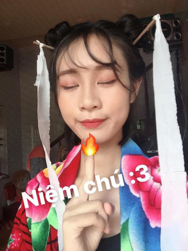 Bộ ảnh cosplay cổ trang bằng chăn con công đang gây sốt hôm nay đến từ bạn nữ có tên Phạm Ánh. Chỉ bằng những vật dụng đơn giản như chiếc chăn nhung đôi dép tổ ong, đôi đũa và cuộn giấy vệ sinh, cô bạn trên đã khiến dân mạng phải bò lăn ra cười.