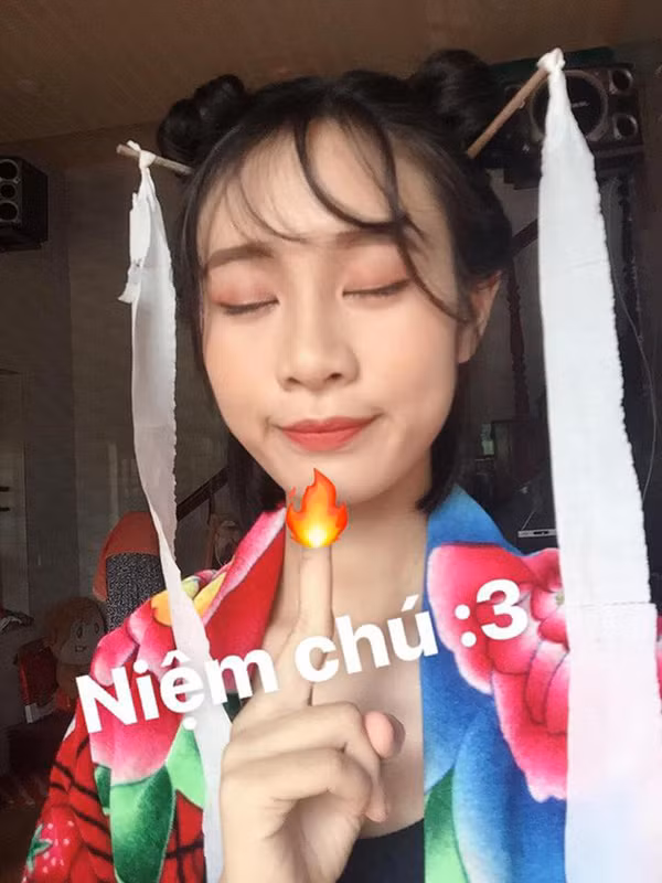 Bộ ảnh cosplay cổ trang bằng chăn con công đang gây sốt hôm nay đến từ bạn nữ có tên Phạm Ánh. Chỉ bằng những vật dụng đơn giản như chiếc chăn nhung đôi dép tổ ong, đôi đũa và cuộn giấy vệ sinh, cô bạn trên đã khiến dân mạng phải bò lăn ra cười.