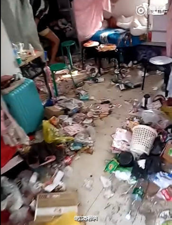 Cũng theo dẫn chứng của dân mạng Trung Quốc, sau khi được cảnh sát khuyên giải, tâm trạng của cô gái mới có vẻ tốt hơn phần nào. Các anh cảnh sát còn mỗi người một tay giúp căn phòng trở về nguyên trạng.