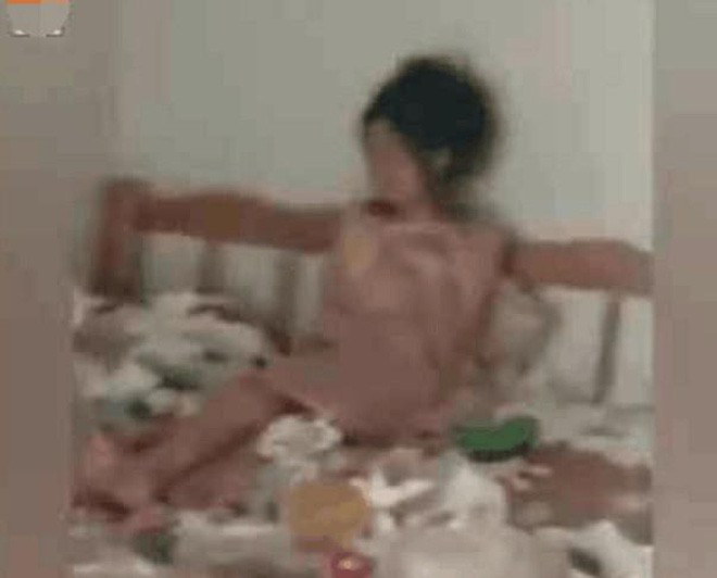 Do không thể vượt qua cảm giác đau khổ khi bị bạn trai chia tay, cô gái Trung Quốc đã quyết định nhốt mình trong phòng và sống trong cảnh ngập ngụa toàn rác là rác.