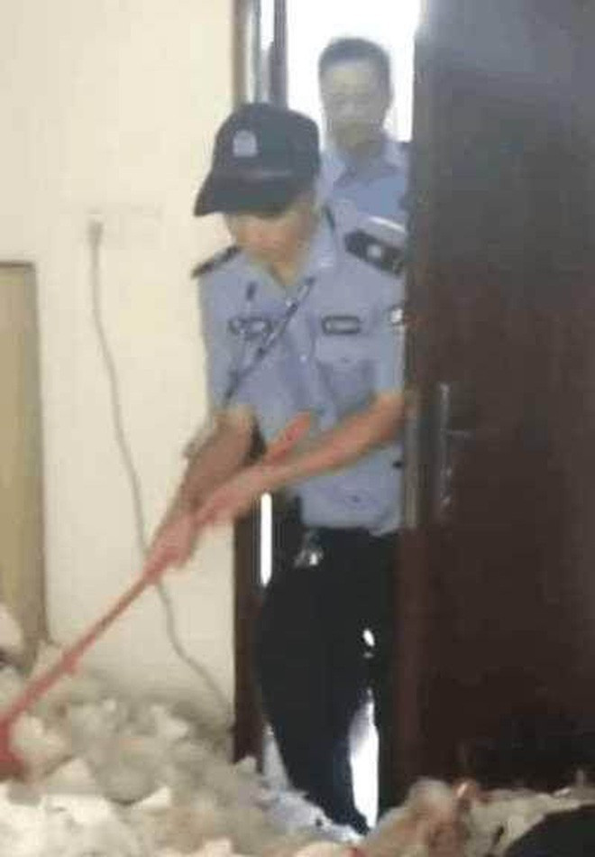 Chứng kiến cảnh tượng này, nhiều dân mạng Trung Quốc tỏ ra khá sững sờ và cho rằng tình yêu đúng là thứ mang lại cho con người những cung bậc cảm xúc ngọt ngào. Nhưng cũng chính nó cũng có thể tàn phá thanh xuân của của một người một cách dễ dàng.