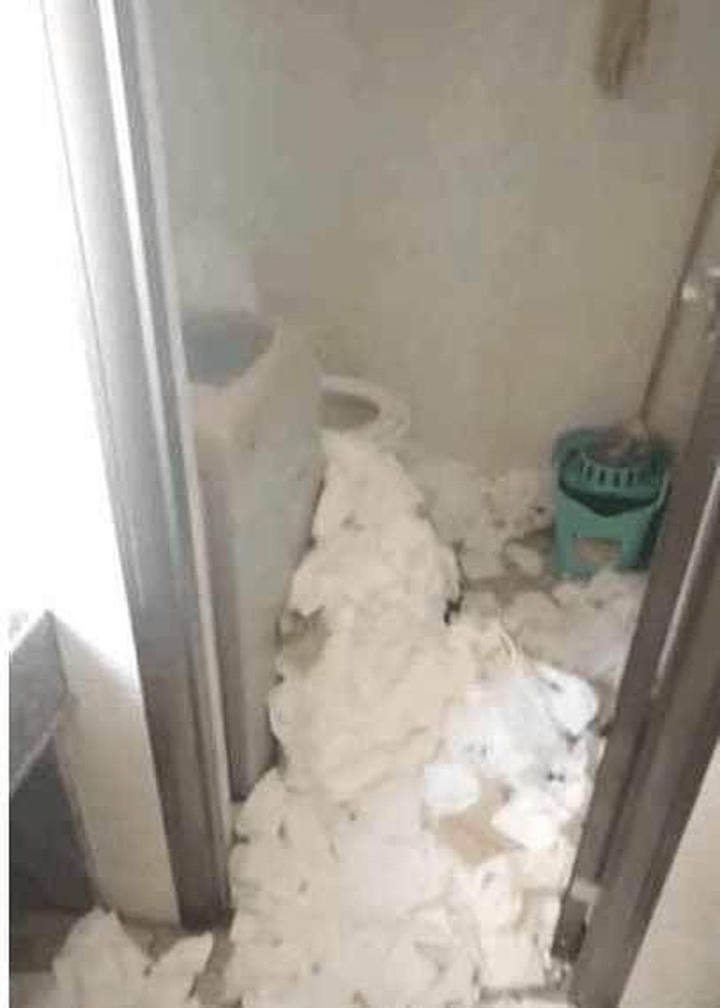 Nhận thấy điều không ổn từ căn phòng của cô gái trẻ, chủ nhà trọ đã nhờ đến sự trợ giúp của các cảnh sát. Khi cảnh sát đến nơi, không thể đẩy cửa đi vào do bị rác ngăn lại, người ta đành phải lấy chổi quét, dọn dẹp mới mở rộng được cửa.