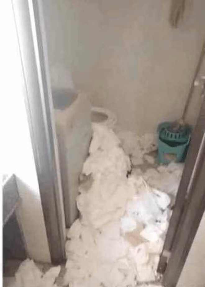 Nhận thấy điều không ổn từ căn phòng của cô gái trẻ, chủ nhà trọ đã nhờ đến sự trợ giúp của các cảnh sát. Khi cảnh sát đến nơi, không thể đẩy cửa đi vào do bị rác ngăn lại, người ta đành phải lấy chổi quét, dọn dẹp mới mở rộng được cửa.