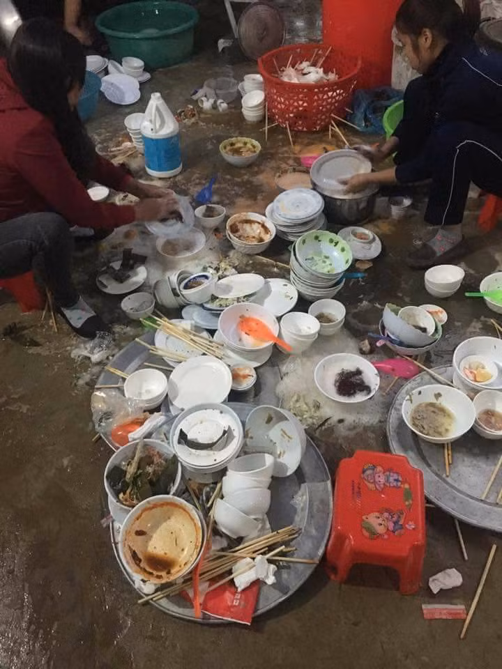 Hết Tết đồng nghĩa với vô vàn nỗi niềm được vơi bớt đi. Trong đó, đáng kể nhất phải là sự vơi đi của chồng bát đĩa sau mỗi bữa ăn uống, tiệc tùng. Các cô gái có lẽ là người thấu hiểu được nỗi khổ này hơn ai hết.