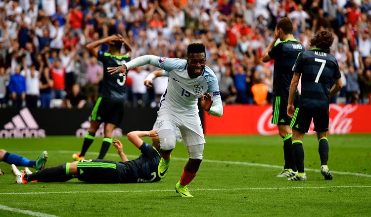 Nhưng trong những phút bù giờ, cầu thủ vào sân thay người Sturridge đã khiến xứ Wales phải ôm hận. Cầu thủ thuộc biên chế của Liverpool đã sút bóng hiểm hóc trong vòng cấm ghi bàn nâng tỷ số lên 2-1 cho Anh.