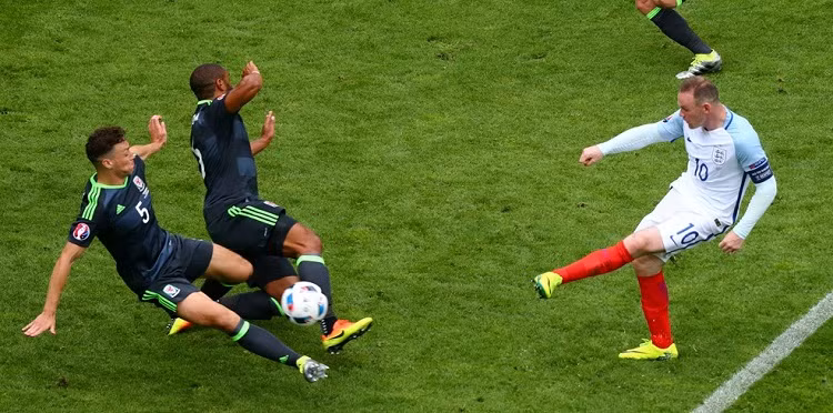 Sau khi có được bàn thắng gỡ hòa ĐT Anh liên tục lấn lướt người anh em xứ Wales bằng những tình huống bật ban vỗ mặt khung thành của Hennessy và chỉ có may mắn mới cứu được Bale vào các đồng khỏi những bàn thua.