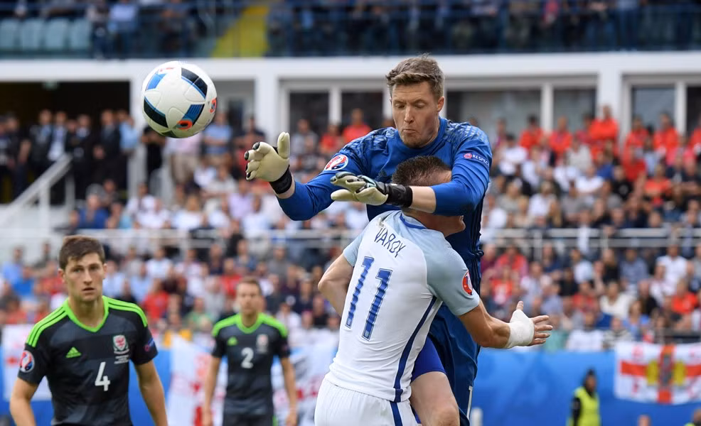 Trận đấu tại bảng B VCK Euro 2016 giữa ĐT Anh và xứ Wales kết thúc với chiến thắng đầy nghẹt thở thuộc về đoàn quân của HLV Roy Hodgson bằng những pha lập công của Vardy và Sturridge. Dù rất cố gắng nhưng Bale không thể mang về một kết quả có lợi cho xứ Wales. Với chiến thắng này ĐT Anh vươn lên đứng đầu bảng với 4 điểm xếp tiếp theo lần lượt là xứ Wales, Slovakia và Nga.