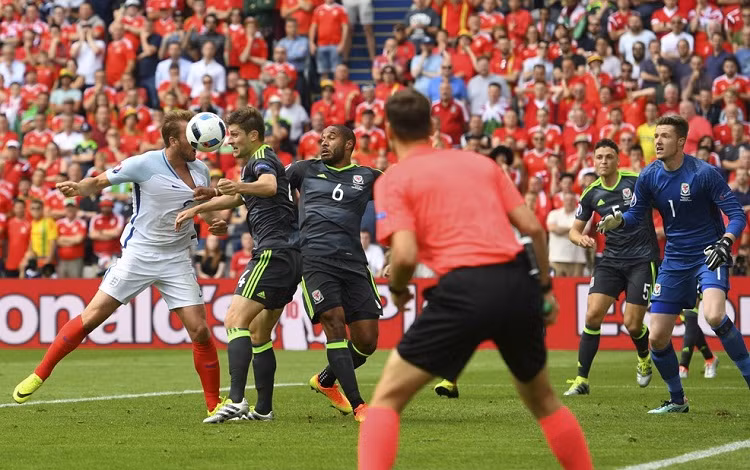 Mỗi khi 1 cầu thủ Anh có bóng là ngay lập tức có 2 cầu thủ xứ Wales lao vào áp sát. Lối đá khó chịu này làm "Tam sư" gặp vô vàn khó khăn trong việc triển khai bóng.