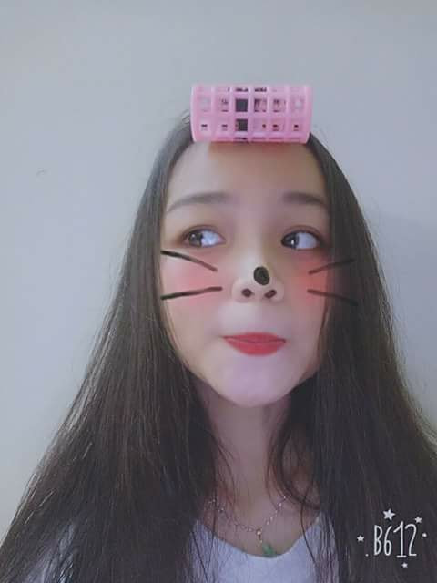 Không những yêu thể thao, Anh Thư còn có giọng hát rất ngọt ngào. Cô bạn này từng thể hiện bản cover "Em gái mưa" bằng tên các cầu thủ Việt Nam và được nhiều người khen ngợi bởi sự sáng tạo và chất tinh nghịch.