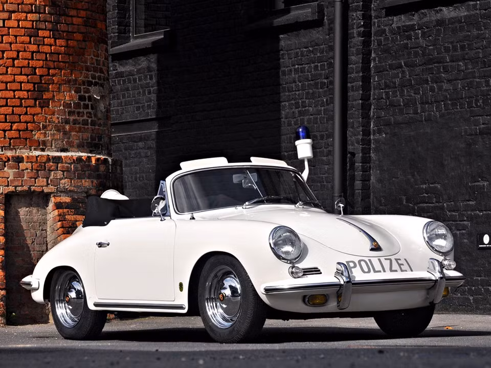 2. Porsche 356B Cabrio: Vào ngày 23/11/1960, chiếc Porsche 356B Cabrio lần đầu được đưa vào phục vụ trong sở cảnh sát Düssre, Đức. Tổng cộng 35 chiếc làm nhiệm vụ tuần tra Autobahn (đường cao tốc Đức). Người lái trên Autobahn không bị giới hạn tốc độ, nhưng có điều gì đó bất hợp pháp, cảnh sát sẽ cần một chiếc xe có khả năng đuổi kịp và tất nhiên BMW Isetta không thể làm việc đó. Mỗi chiếc Porsche 356B Cabrio làm nhiệm vụ trong 6 năm với gần 160.000 km trên odo.