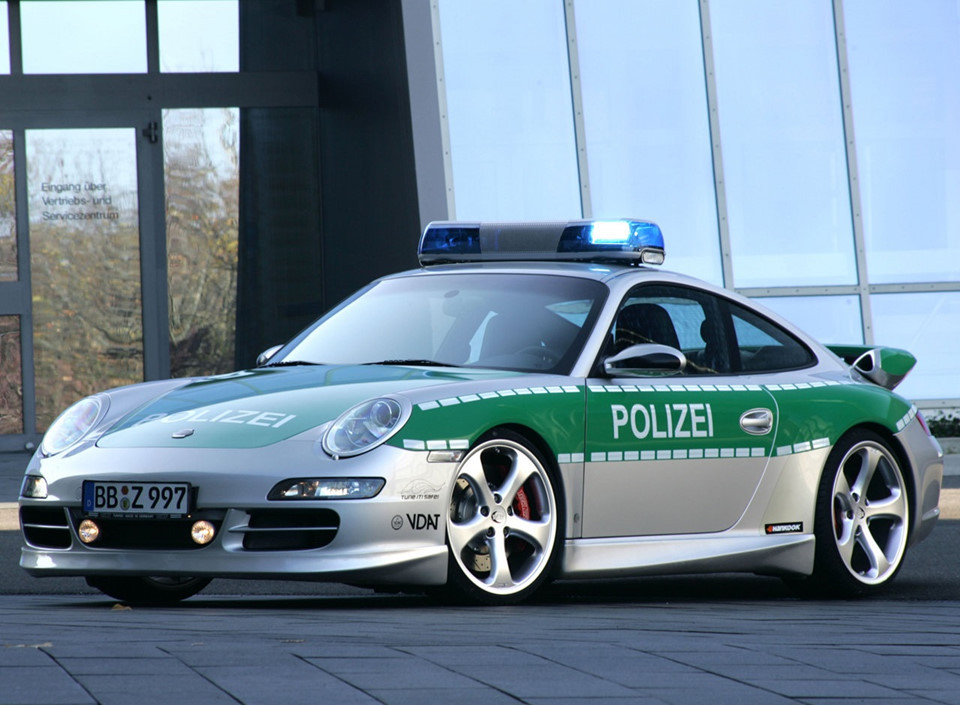 6. TechArt Porsche 911 Carrera S: Chiếc Porsche 911 Carrare S được hãng độ TechArt làm riêng cho lực lượng cảnh sát Đức vào năm 2005. Xe có công suất 370 mã lực và thời gian tăng tốc 0-100 km/h là 4,5 giây. Đây là sản phẩm hợp tác giữa Bộ Giao thông Vận tải Đức và Hiệp hội xe độ, nhằm khuyến khích người lái chỉ sử dụng những phụ tùng chất lượng, chính hãng để nâng cấp xe.