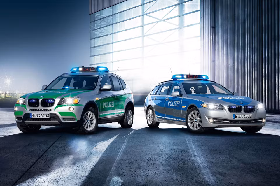 Các Tiểu vương quốc Ả-rập Thống nhất nổi tiếng với dàn siêu xe cảnh sát như Ferrari FF, Bentley Continental GT hay Bugatti Veyron. Cảnh sát Mỹ lái những chiếc xe đầy cơ bắp át vía tội phạm như Ford Interceptor, Dodge Charger và Chevrolet Caprice. Lực lượng cảnh sát tại Đức cũng sở hữu dàn xe độc đáo không kém, thậm chí nhiều mẫu còn được sản xuất riêng, tồn tại từ hậu Thế chiến thứ 2 cho đến nay.