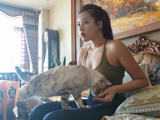 Nặc Lợi tìm lên mạng, căn cứ với các chỉ số cơ thể mình để lập ra một kế hoạch giảm cân riêng. Từ bơi lội, chạy bộ, nhảy dây, aerobic đến tập tạ tay, rồi cả yoga... cô nàng đều cố gắng tập.