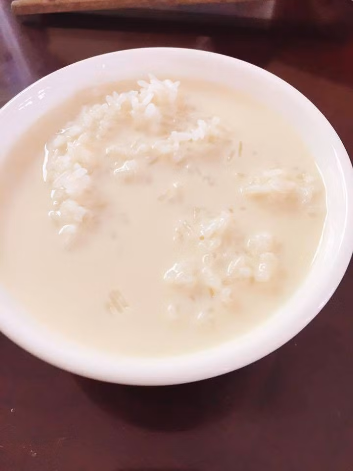 Mới đây, trên mạng xã hội bài viết của một bạn nam tên Hoàng Đình Duyến chụp lại mâm cơm với gồm tóp mỡ, dưa hành và một đĩa xổi củ quả kèm theo dòng trạng thái: "Có ai nghiện tóp mỡ giống tui không" đã trở thành tâm điểm chú ý của dân mạng, đặc biệt là các bạn thuộc thế hệ 8X và đời đầu 9X khiến họ phải hoài niệm về món ăn tuổi thơ không thể dữ dội hơn.