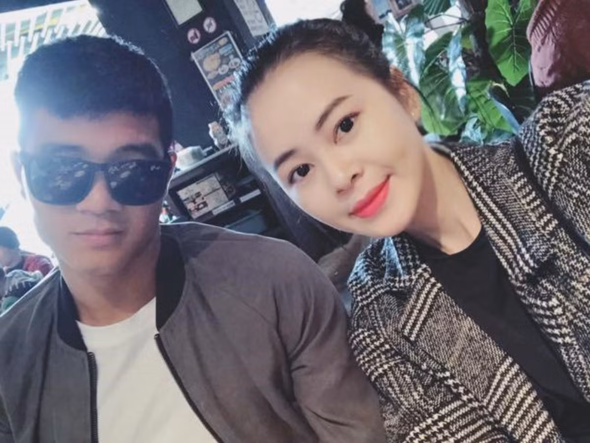 Cô gái được cho là người yêu của Đức Chinh tên B.H.Y. Cô bạn có gương mặt cực xinh xắn và thân hình khá bốc lửa.