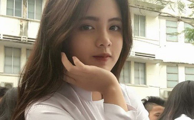 Cùng ngắm những hình ảnh của nữ sinh lớp 10 nổi tiếng trên MXH nhờ gương mặt đẹp không tì vết.