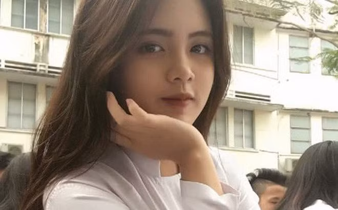 Cùng ngắm những hình ảnh của nữ sinh lớp 10 nổi tiếng trên MXH nhờ gương mặt đẹp không tì vết.