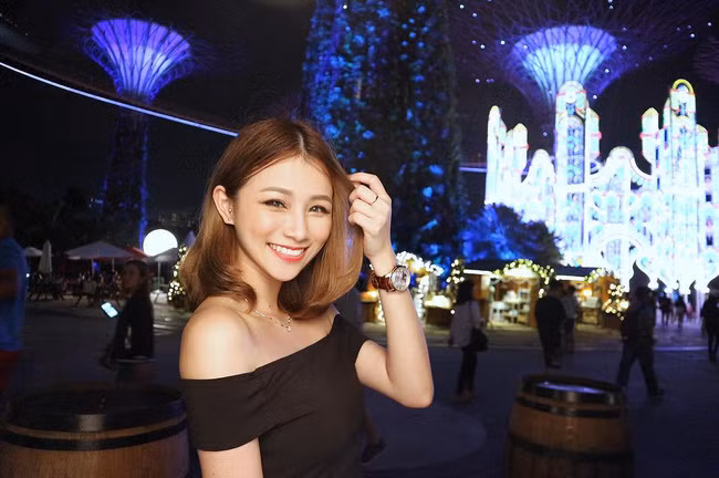 Eva Khooa vốn là người gốc Hoa nên có tên khác là Bảo Bảo Hân. Trong tên có chữ Hân mà trong tiếng Hoa là vui vẻ nên có lẽ lúc nào cô bạn đến từ Malaysia này cũng rất tươi tắn và sáng rỡ.