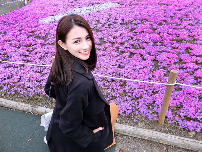 Tuy nhiên, điểm nhấn chính trên gương mặt và hình thể của Eva vẫn là nụ cười gây mê.