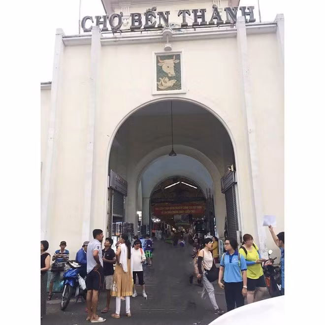 Nhờ xóa những người xung quanh nhưng vì nhiệt tình quá mà dân mạng nhỡ tay xóa luôn cả cô gái.