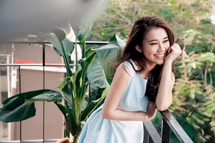 Thời gian gần đây, nhiều người dành sự chú ý về chuyện tình cảm của Ngọc Thảo. Sau 2 mối tình ồn ào trên mạng xã hội, hiện tại, 9X chọn cách im lặng trước mọi tin đồn. Cô thường xuyên trò chuyện với fan và khẳng định đang độc thân. Không chỉ vậy, hot girl Sài thành nói cô còn trẻ, chưa nghĩ tới chuyện kết hôn.