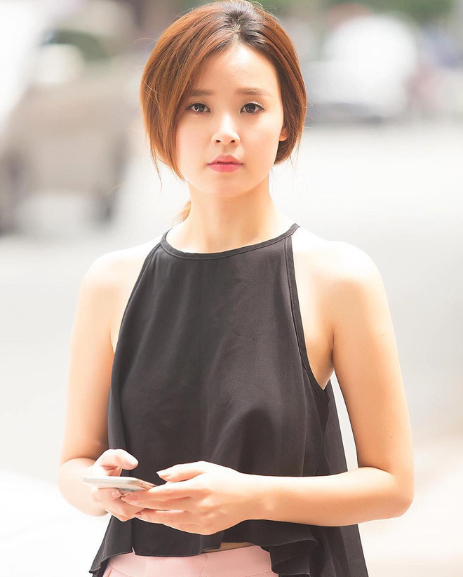 Nhân vật tiếp theo trong dàn hot girl Việt chạm ngưỡng tuổi 30 đó là Midu. Dân mạng nhớ tới cô với hình ảnh đẹp trong sáng, ngây thơ. 9X sở hữu gương mặt trái xoan nhỏ nhắn, đôi mắt to tròn và làn da mịn màng.