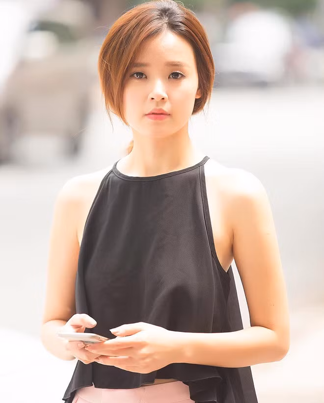 Nhân vật tiếp theo trong dàn hot girl Việt chạm ngưỡng tuổi 30 đó là Midu. Dân mạng nhớ tới cô với hình ảnh đẹp trong sáng, ngây thơ. 9X sở hữu gương mặt trái xoan nhỏ nhắn, đôi mắt to tròn và làn da mịn màng.