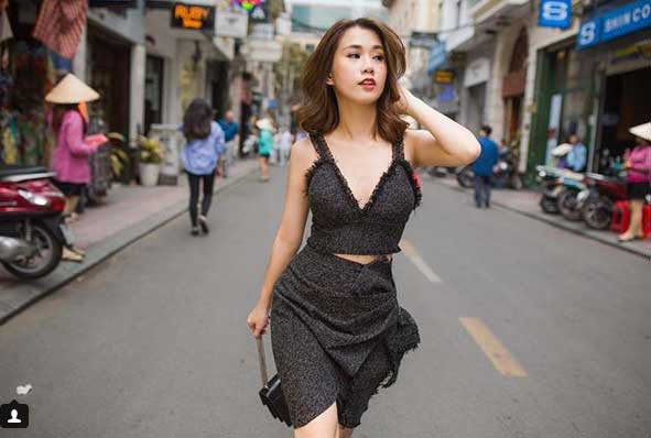 Trong clip quay cận mặt, dễ dàng thấy Ngọc Thảo có sống mũi cao, đôi môi trái tim và đôi mắt to, tròn tự nhiên.