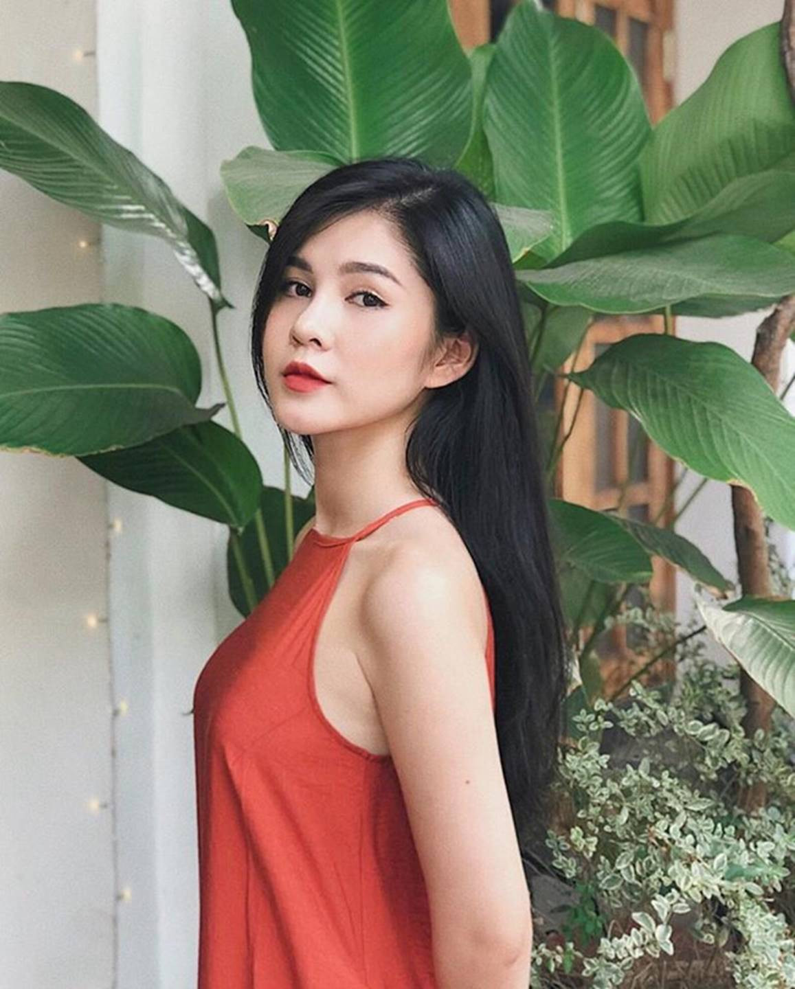 Vào những dịp quan trọng, Thu Hoài như "biến hóa" thành cô gái sexy, quyến rũ. Dù sắp chạm ngưỡng 30 nhưng nữ MC vẫn sở hữu gương mặt xinh đẹp, trẻ trung, làn da trắng mịn.