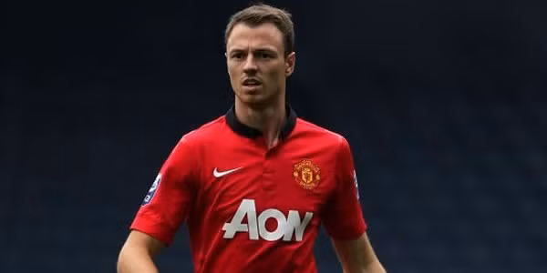 Jonny Evans là cầu thủ xuống phong độ rõ rệt nhất trong tay HLV Luis Van Gaal. Anh không còn là chính mình với những pha đánh chặn tuyệt vời mà thay vào đó một hình ảnh Evans yếu ớt và nhợt nhạt.