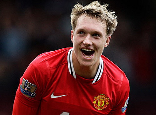 NHM MU đã quên đi hình ảnh Phil Jones mạnh mẽ và máu lửa với những pha vào bóng quyết liệt vài ba mùa giải gần đây. Dưới tay HLV Van Gaal, Phil Jones trở nên nhút nhát trong những pha vào bóng.