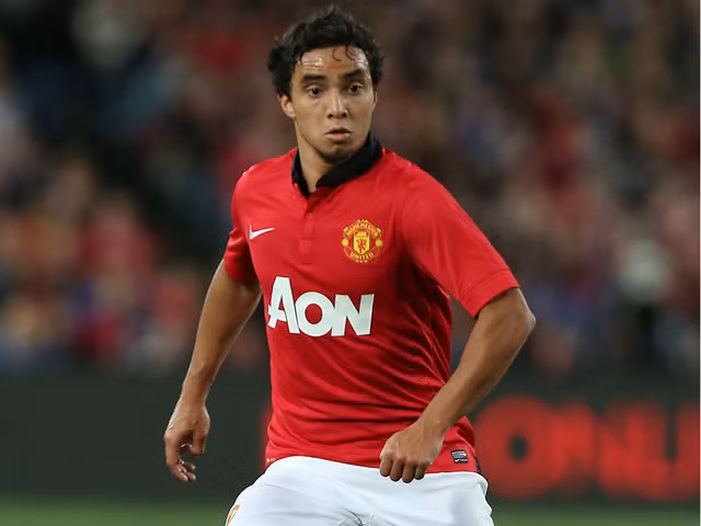Nhưng dưới thời của HLV Van Gaal, cầu thủ này đã bị đầy xuống đá ở U21 MU và gần như biến mất trong tâm trí của CĐV CLB này.