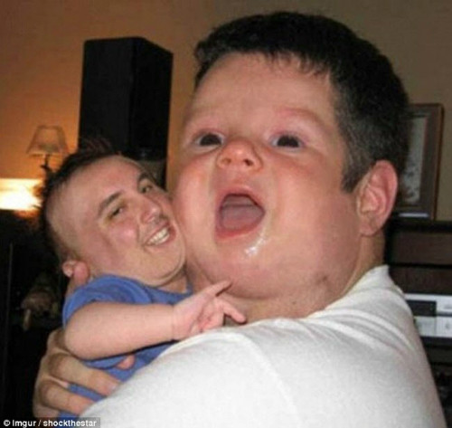 Hình ảnh khuôn mặt của ông bố và cậu con trai được hoán đổi cho nhau tạo nên kết quả là một bức ảnh mới vừa hài hước vừa tạo ra chút "khó chịu" cho người xem bởi sự bất hợp lý.